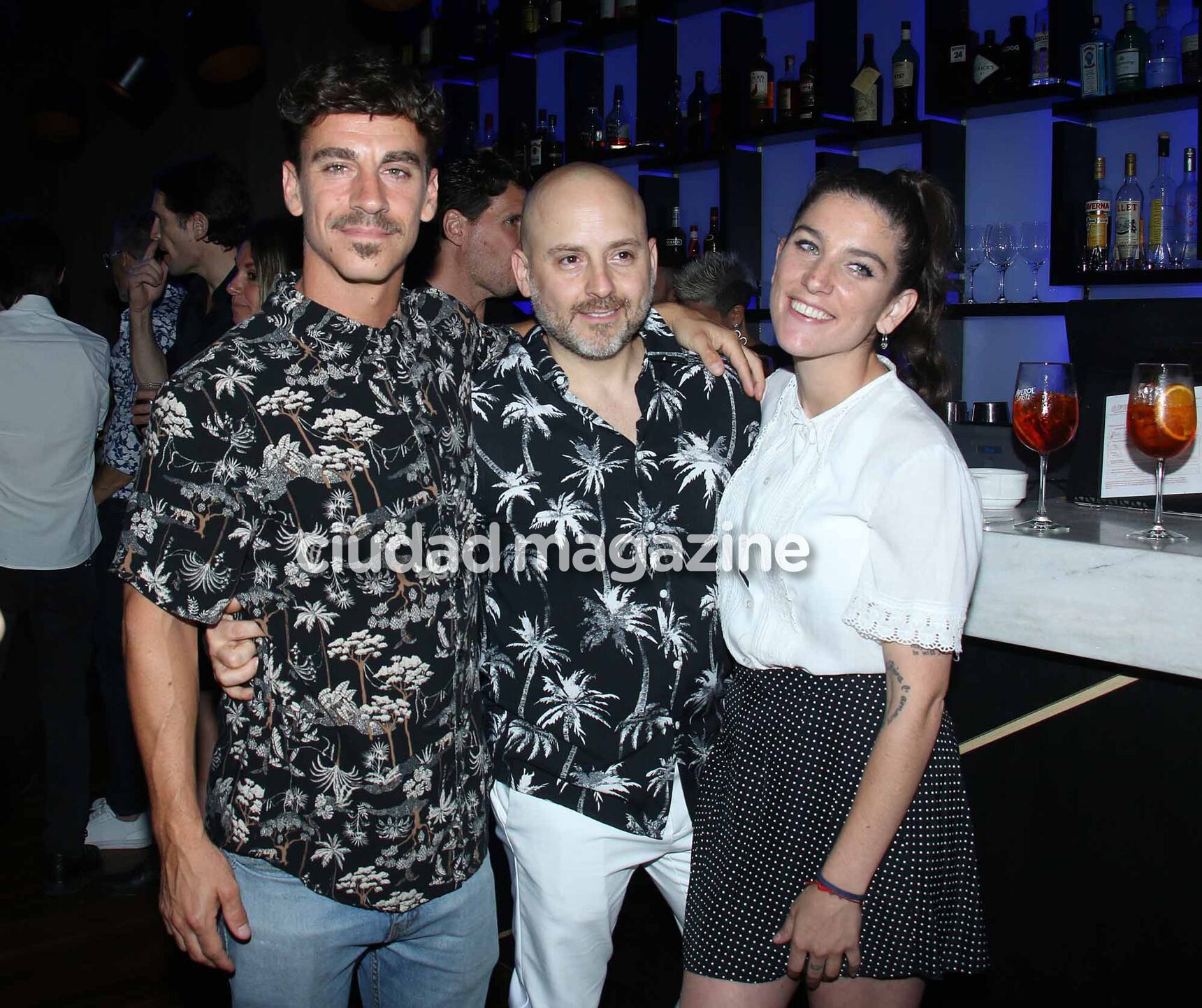 Sebastián Graviotto y Juana Repetto con José María Muscari en su cumpleaños. (Foto: Movilpress)