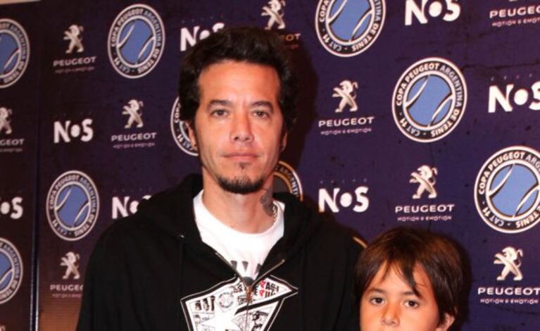 Sebastián Ortega con su hijo.