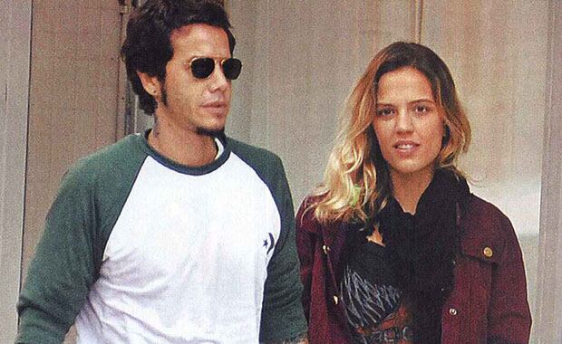 Sebastián Ortega, feliz con su novia (Foto: Revista Gente). 