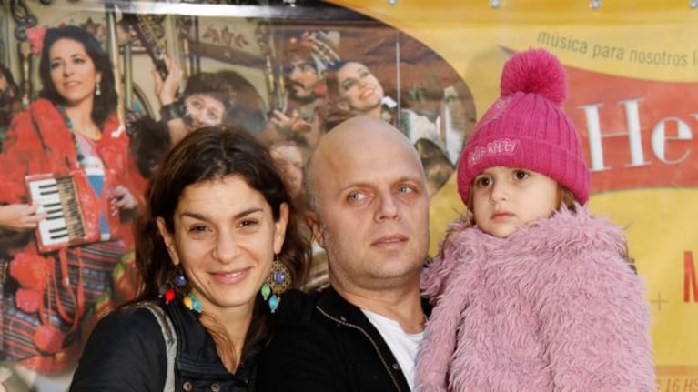 Sebastián Wainraich, su mujer Dalia Gutman y su hija Kiara.