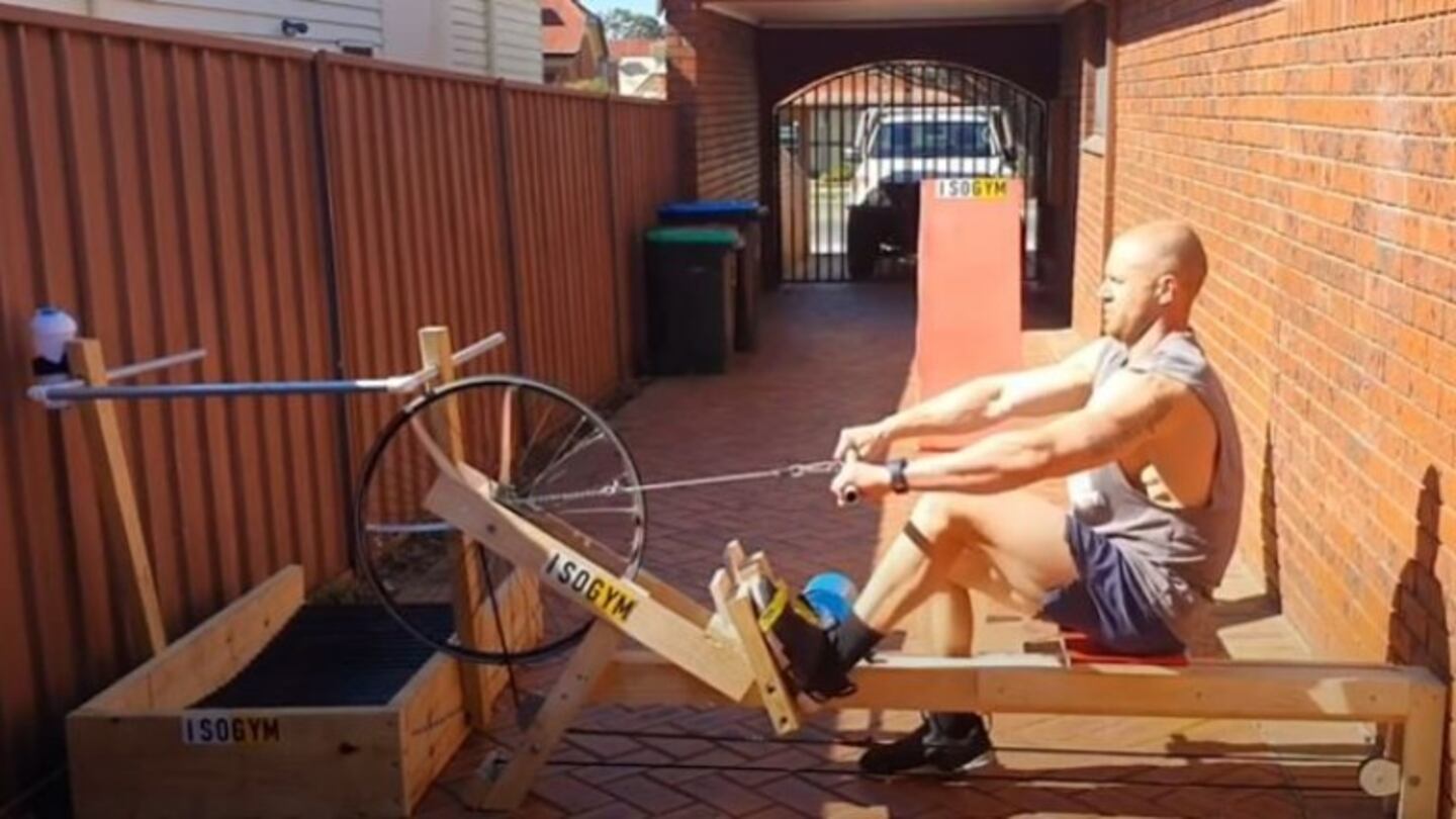 Seis meses después del inicio de la pandemia, este hombre termina de construir su propio gimnasio