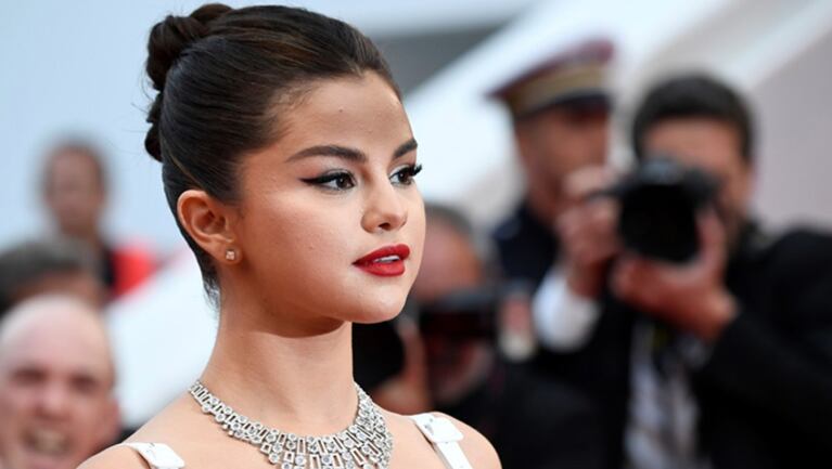 Selena denunció a una compañía por el uso indebido de su imagen.