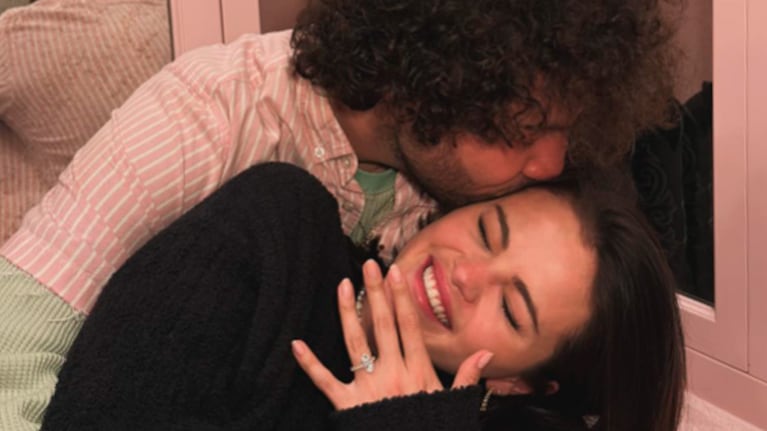 Selena Gómez se comprometió y mostró el impresionante anillo que le obsequió su novio.