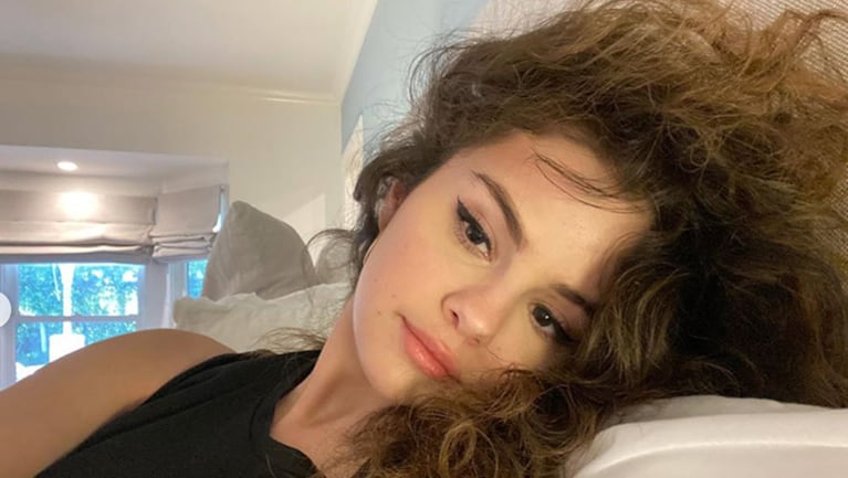 Selena mostró su espléndida melena al natural.