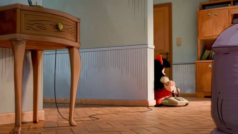 Sentada en el piso, la imagen que trascendió de Mafalda que sirve para palpitar el proyecto.