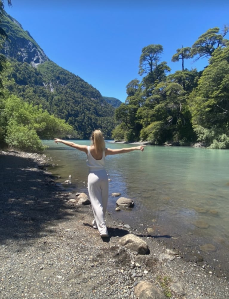 Separada de Nico Cabré, Laurita Fernández se fue de vacaciones a Bariloche con su mamá y su hermana