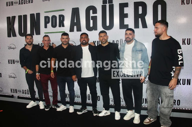Sergio Kun Agüero y sus amigos (Foto: Movilpress)