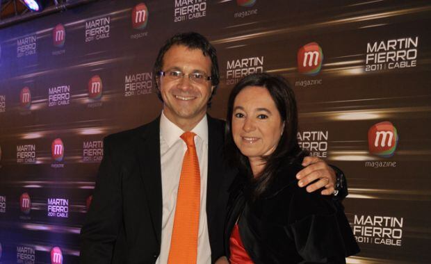 Sergio Lapegüe, de corbata naranja vibrante, con su mujer. (Foto: Jennifer Rubio)