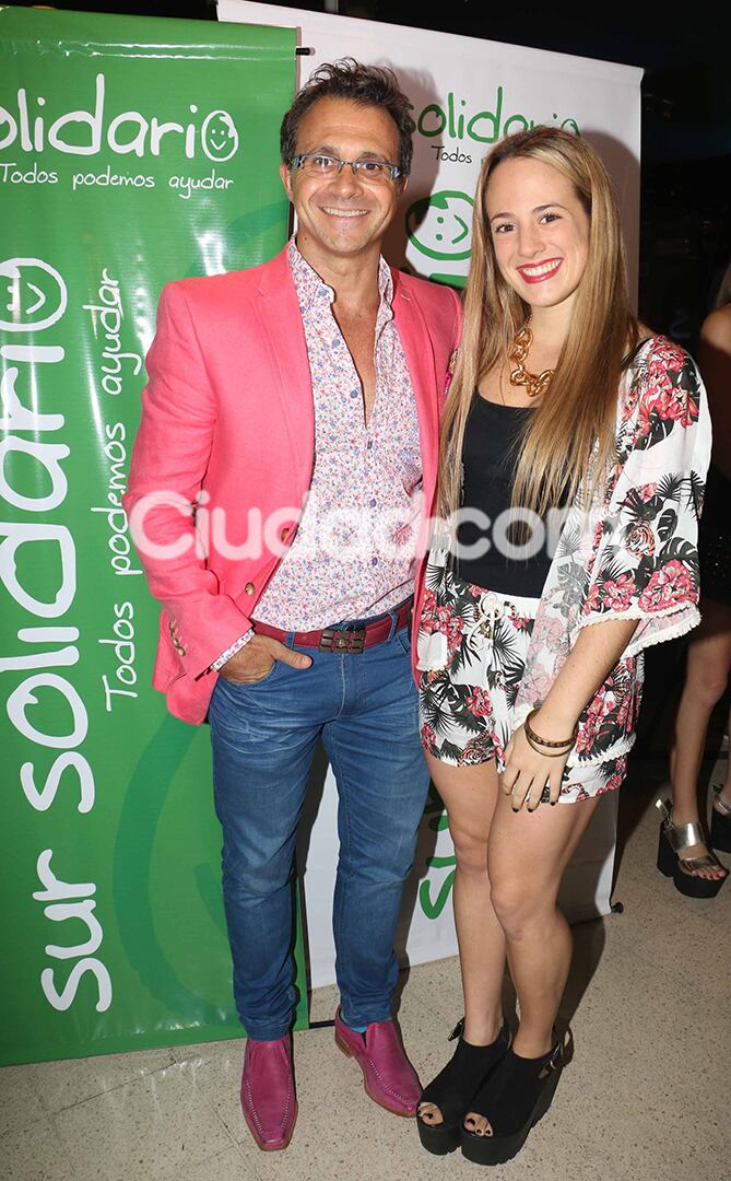 Sergio Lapegüe y su hija Micaela, bien coloridos.  (Foto: Movilpress)