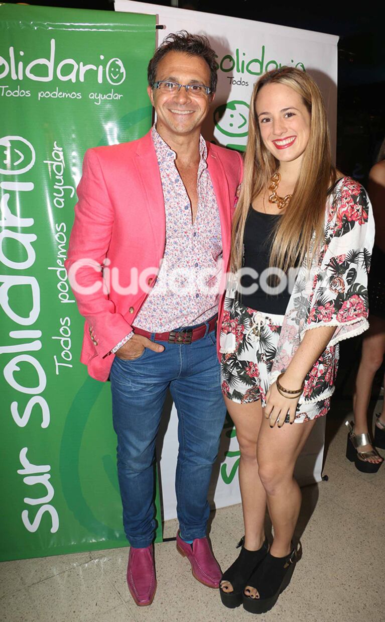 Sergio Lapegüe y su hija Micaela, bien coloridos.  (Foto: Movilpress)
