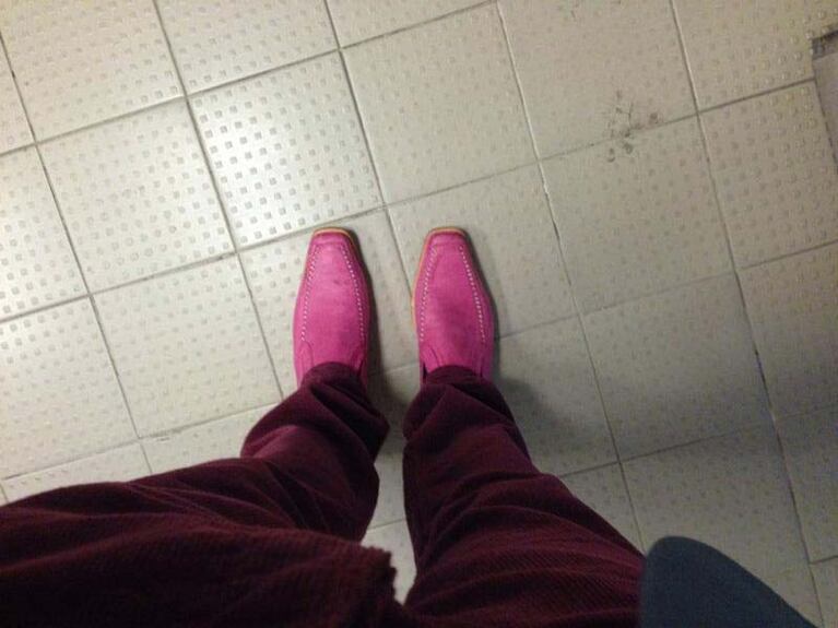 Sergio Lapegüe y sus particulares zapatos. (Foto: @sergiolapegue)
