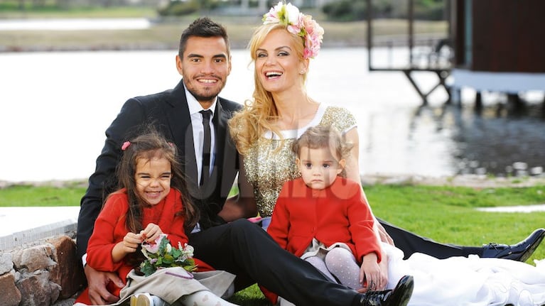 Sergio Romero y Eliana Guercio, enamorados y en familia. (Foto: revista Caras)
