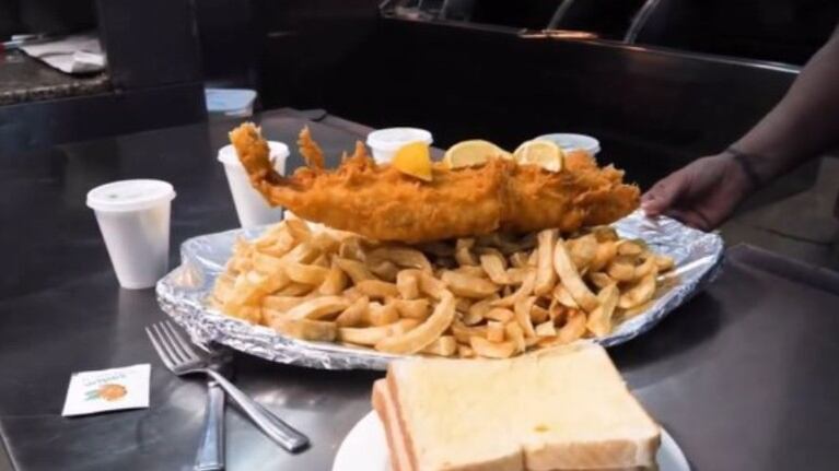 ¿Serías capaz de comer un plato gigante de pescado con patatas fritas en menos de una hora? Así es El Coloso