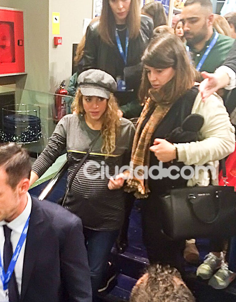 Shakira lució su pancita de siete meses durante un paseo junto a Milan (Fotos: Grosby Group). 