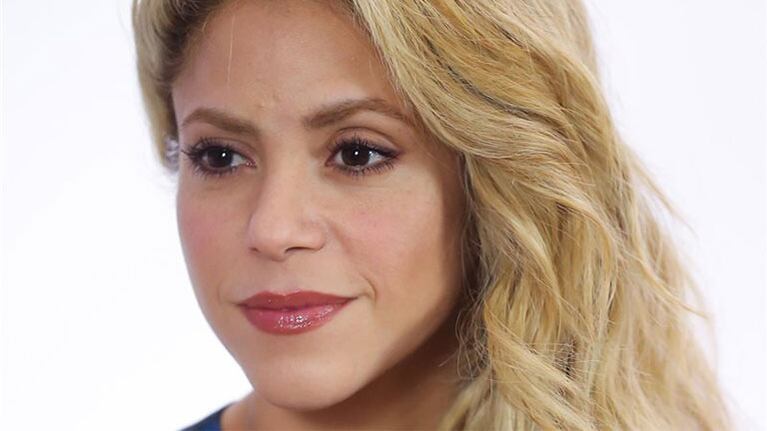 Shakira suspende funciones de su gira por problema en las cuerdas vocales