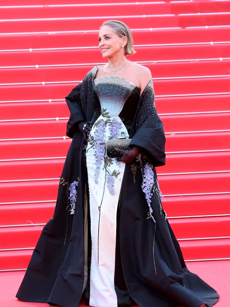 Sharon Stone en el Festival de Cannes 2026 con un vestido de la colección primavera-verano 2026 de Miss Sohee (Foto: Instagram/@konahatcher).