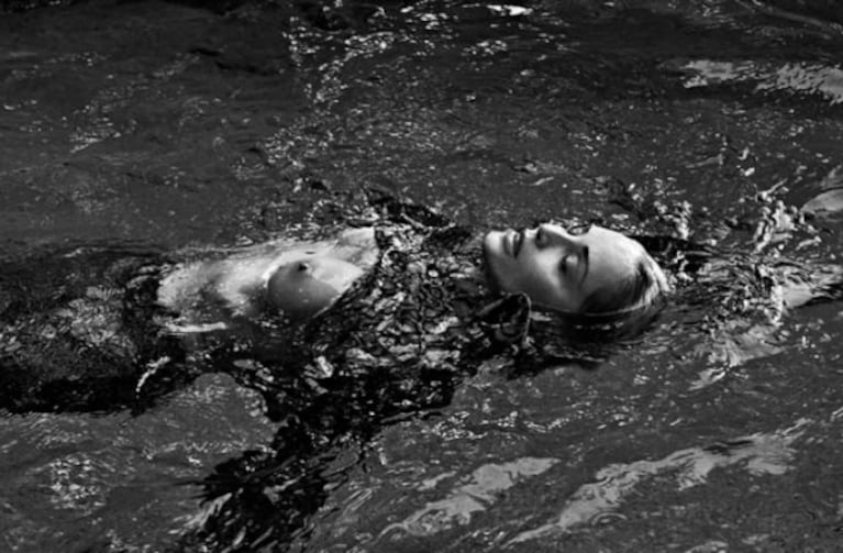  Sharon Stone se animó a un jugado topless a los 61 y recreó la icónica escena de Bajos Instintos 