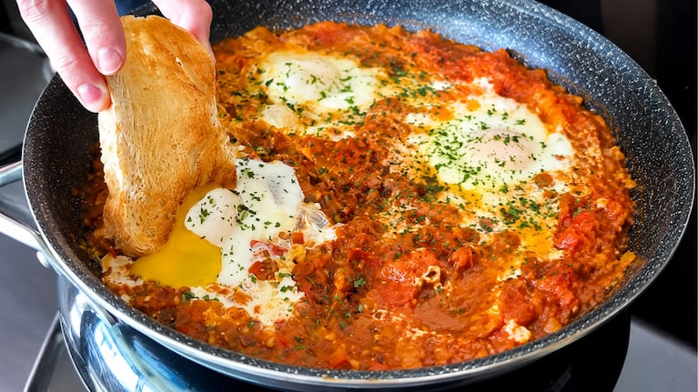 Shashuka, la receta imperdible de Ailu Tokman. Foto: Instagram