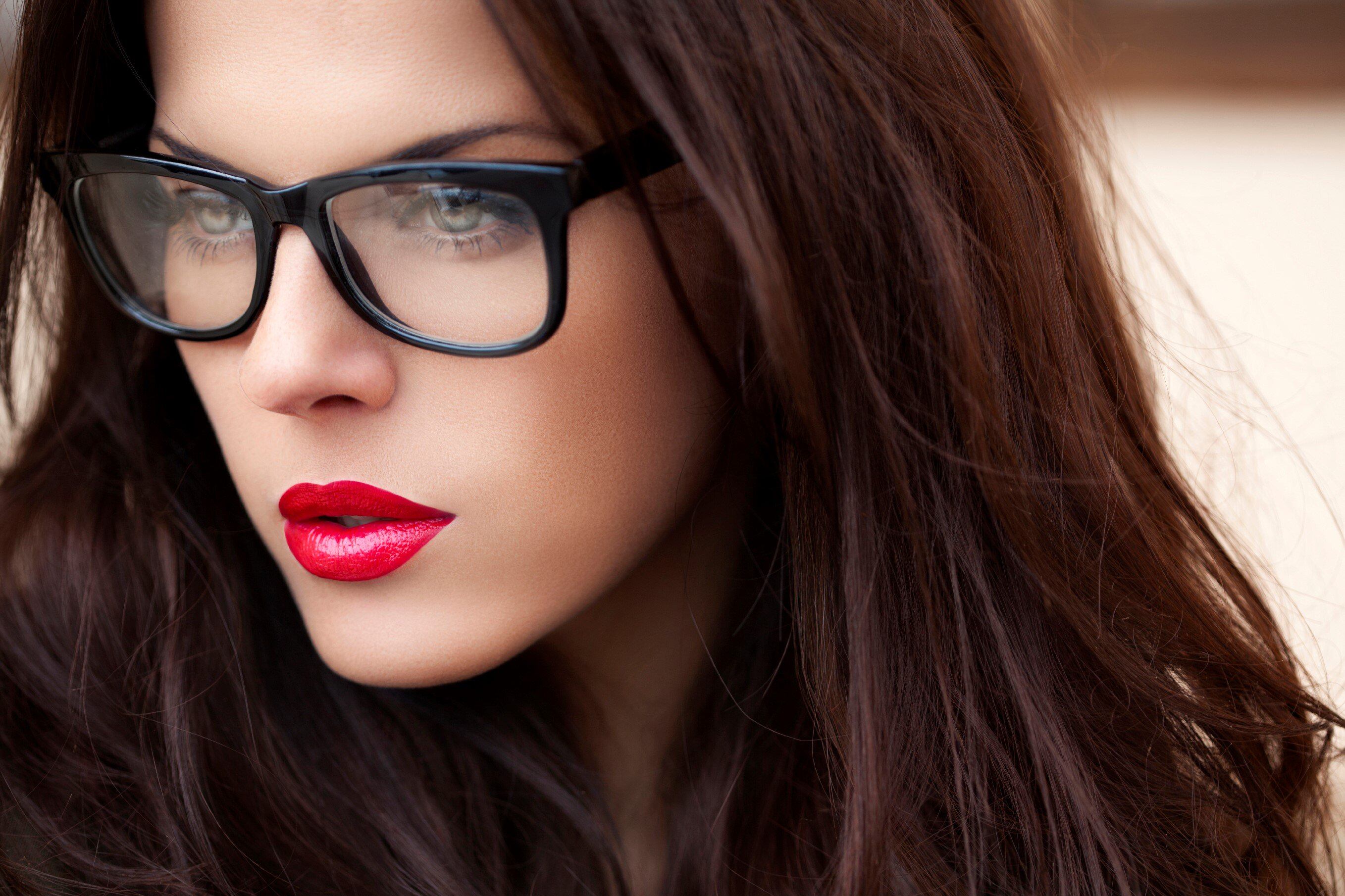 Si llevás gafas, aprendé a maquillarte para lucir radiante