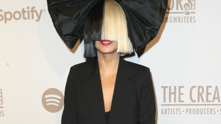Sia utiliza Tinder y Bumble para buscar el amor