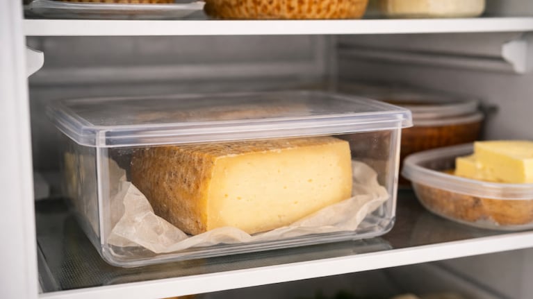 Siempre conviene guardar el queso untado con manteca en un recipiente hermético dentro de la heladera. Foto: IA (imagen ilustrativa)