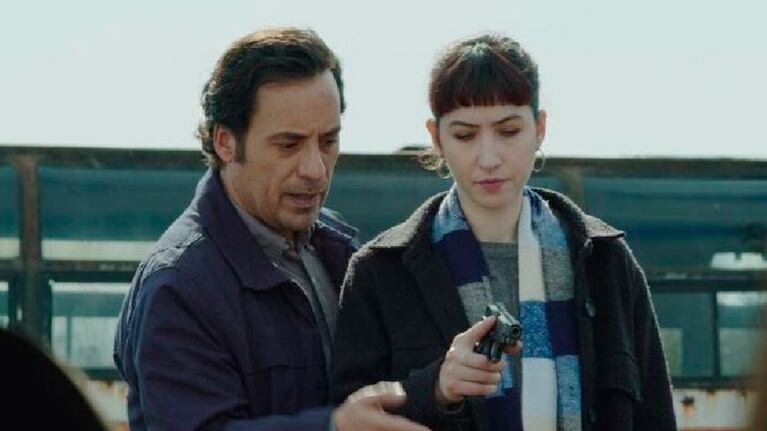 Silvia Monteferrante es una profesora de literatura cuya vida se desmorona tras la sospechosa muerte de su exmarido.