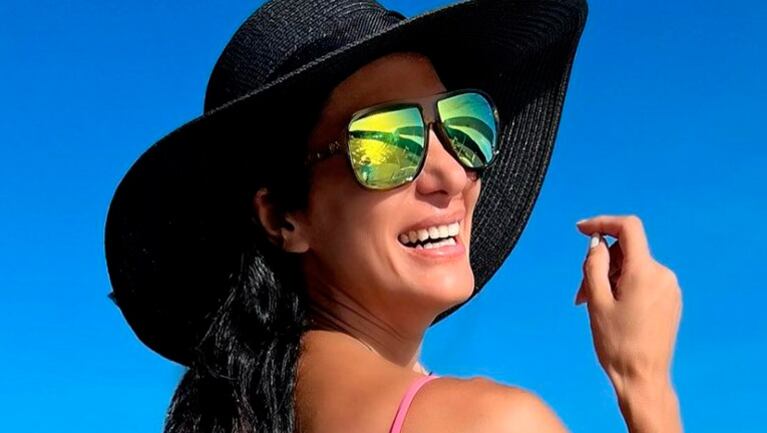 Silvina Escudero deslumbró con esta diminuta microbikini bicolor para navegar con amigos.