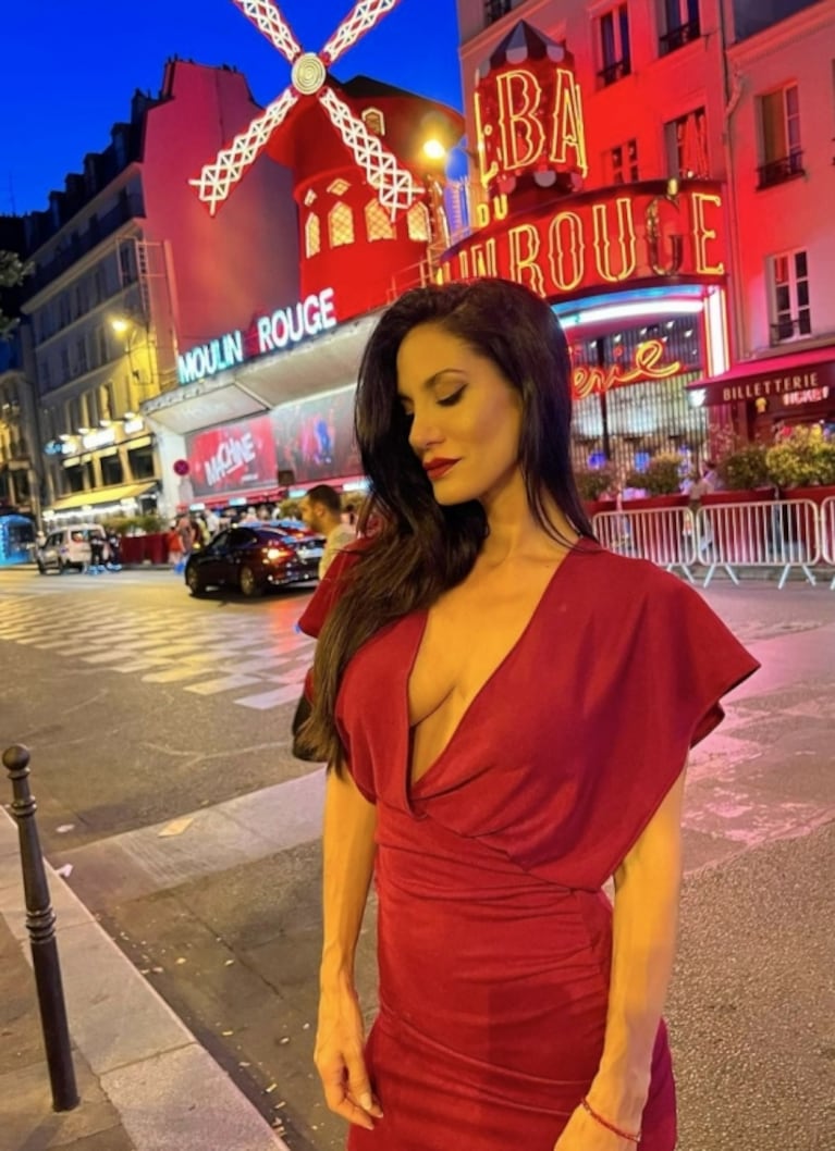 Silvina Escudero deslumbró con sus looks en París: mini short, top y audaz escote