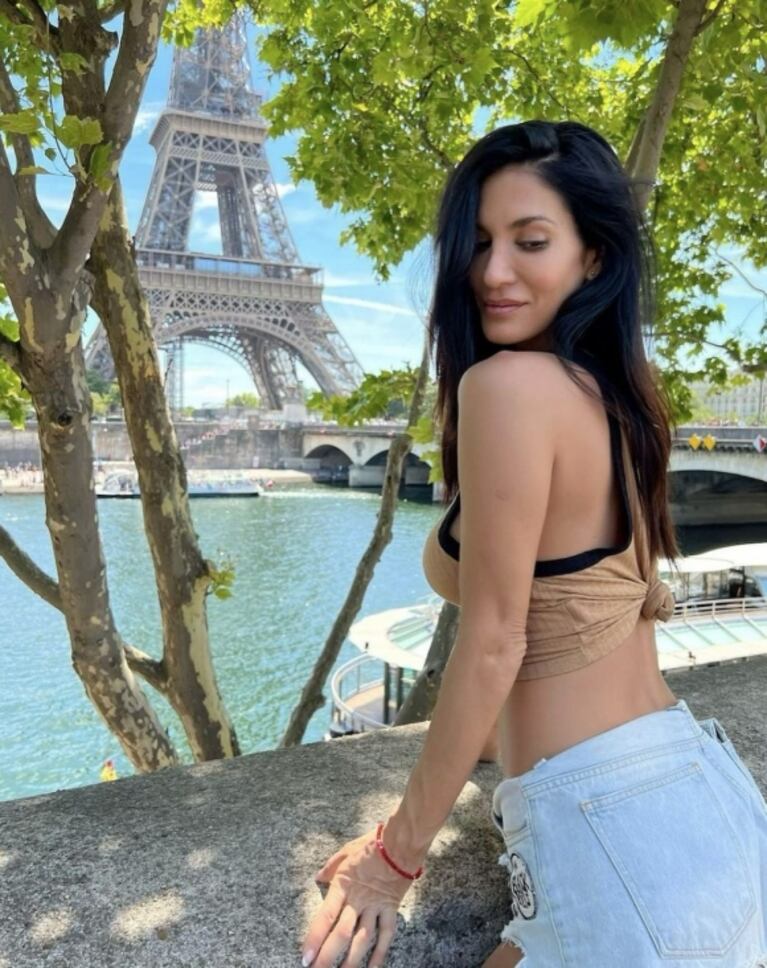 Silvina Escudero deslumbró con sus looks en París: mini short, top y audaz escote