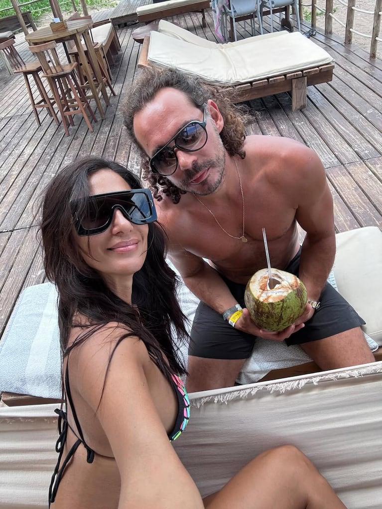 Silvina Escudero incendió las playas de Brasil: bikinis "total trend" y relax junto a su marido (Foto de Instagram @escuderosilvina)