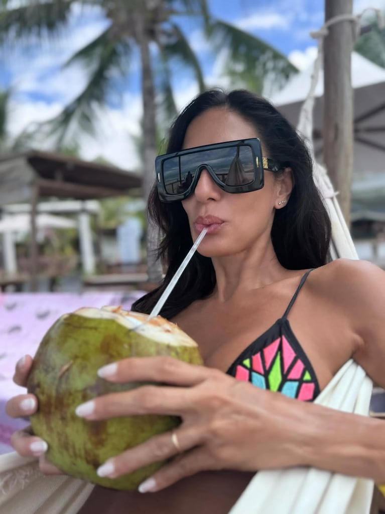 Silvina Escudero incendió las playas de Brasil: bikinis "total trend" y relax junto a su marido (Foto de Instagram @escuderosilvina)