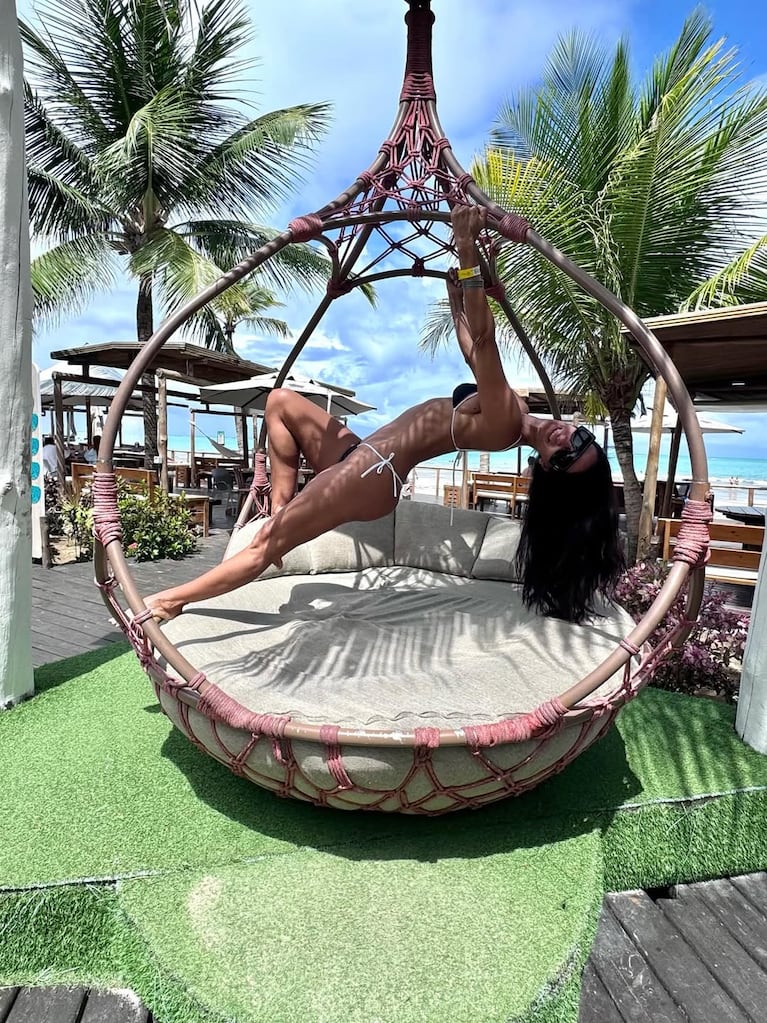 Silvina Escudero incendió las playas de Brasil: bikinis "total trend" y relax junto a su marido (Foto de Instagram @escuderosilvina)