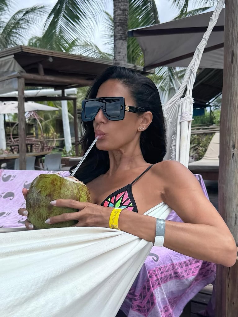 Silvina Escudero incendió las playas de Brasil: bikinis "total trend" y relax junto a su marido (Foto de Instagram @escuderosilvina)