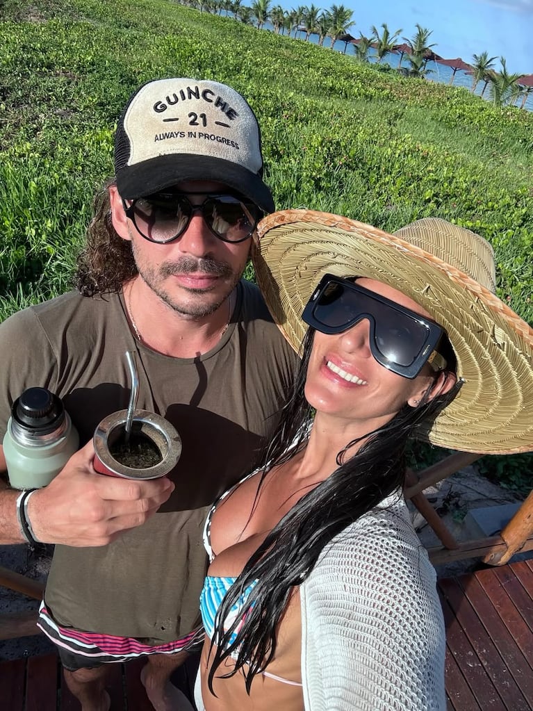 Silvina Escudero incendió las playas de Brasil: bikinis "total trend" y relax junto a su marido (Foto de Instagram @escuderosilvina)