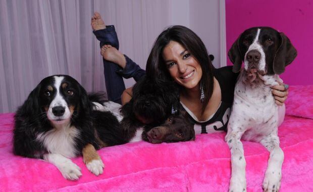 Silvina Escudero junto a sus pichichos (Foto: Twitter).
