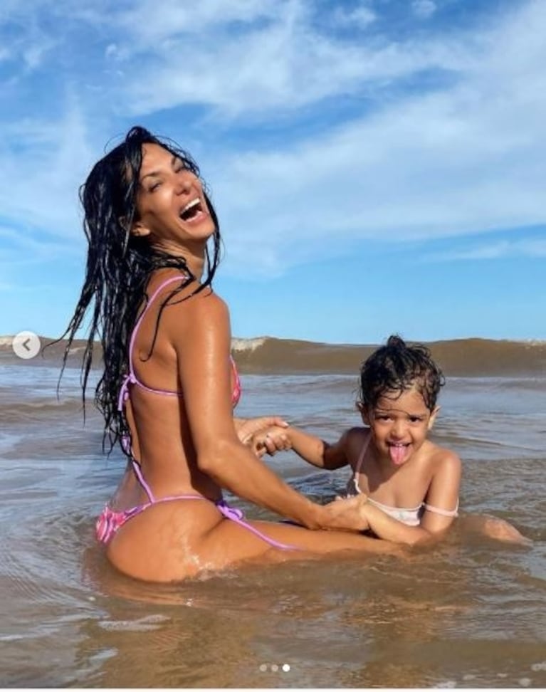 Silvina Escudero llevó a la playa a sus sobrinos y con su bikini cautivó a Uruguay