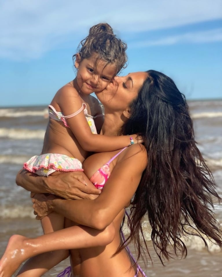 Silvina Escudero llevó a la playa a sus sobrinos y con su bikini cautivó a Uruguay