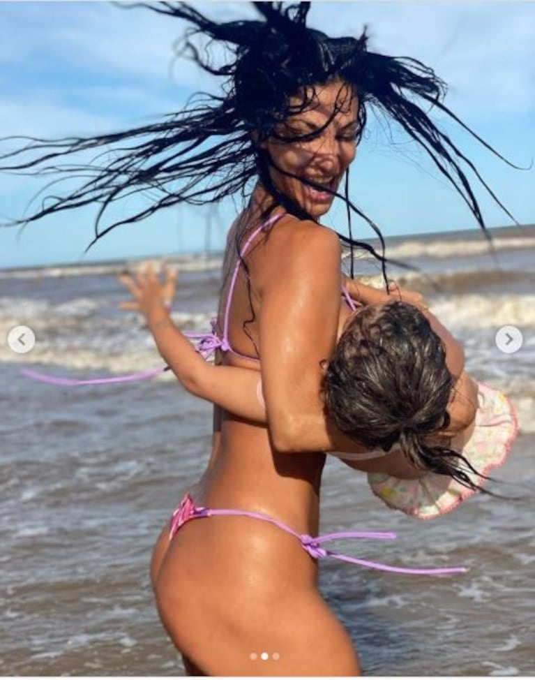 Silvina Escudero llevó a la playa a sus sobrinos y con su bikini cautivó a Uruguay