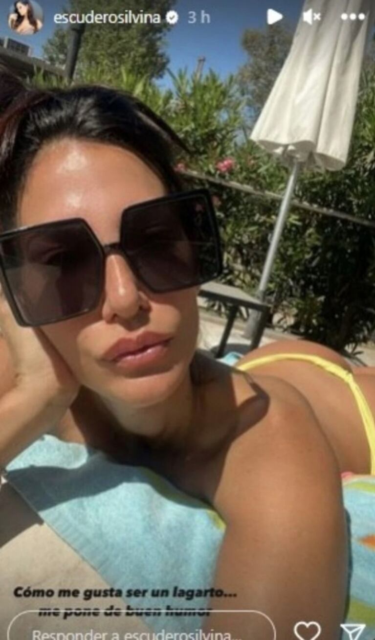 SIlvina Escudero tomó sol en el patio con una diminuta microbikini amarilla