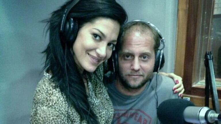 Silvina Escudero y Nicolás Cajg, acaramelados en los estudios de Metro. (Foto: @andykusnetzoff)