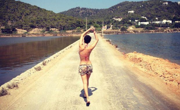 Silvina Luna posando en las bellas playas de España. (Foto: Blog de Silvina Luna)