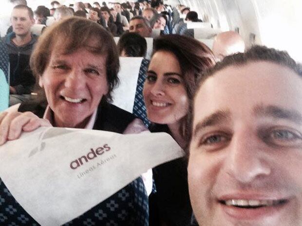 Silvina Luna y sus compañeros de trabajo en pleno vuelo (Foto: Twitter). 