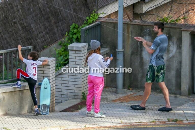 Sin barbijos: Shakira y Gerard Piqué despertaron ola de críticas al salir a la calle a remontar barriletes