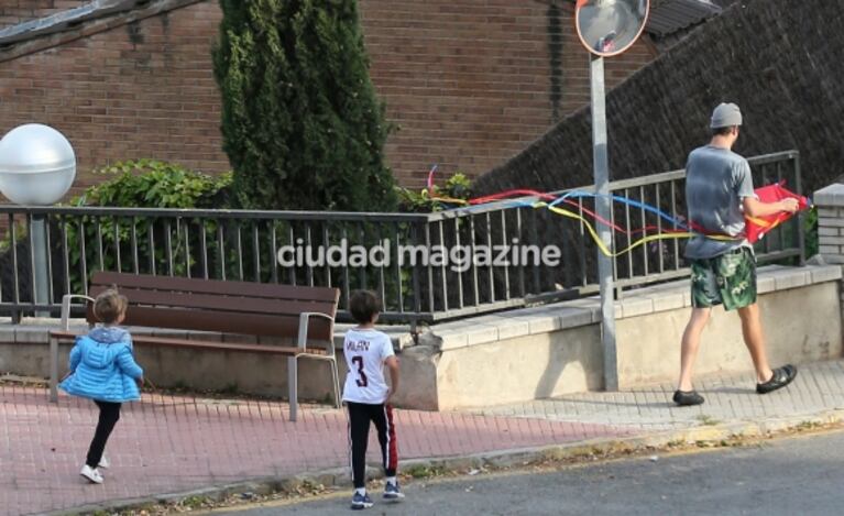 Sin barbijos: Shakira y Gerard Piqué despertaron ola de críticas al salir a la calle a remontar barriletes