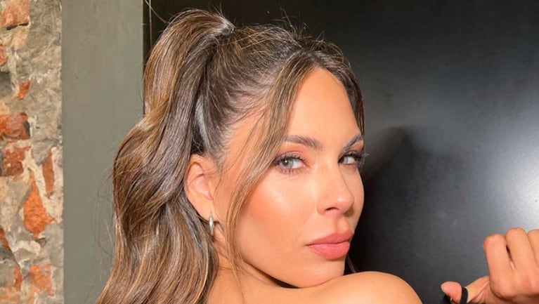 Sin ropa, Barby Franco mostró su panza de embarazada y se cruzó con un seguidor que la fulminó.