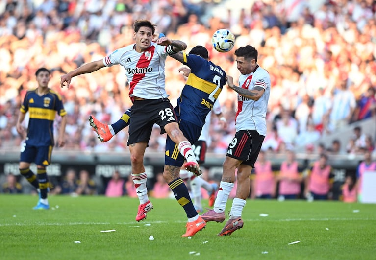 Soccer Football - Argentina Primera Division - Torneo Apertura - River Plate v Boca Juniors - Estadio Mas Monumental, Buenos Aires, Argentina - April 19, 2026 Boca Juniors' Lautaro Di Lollo in action with River Plate's Lucas Martinez Quarta and Gonzalo Montiel REUTERS/Rodrigo Valle