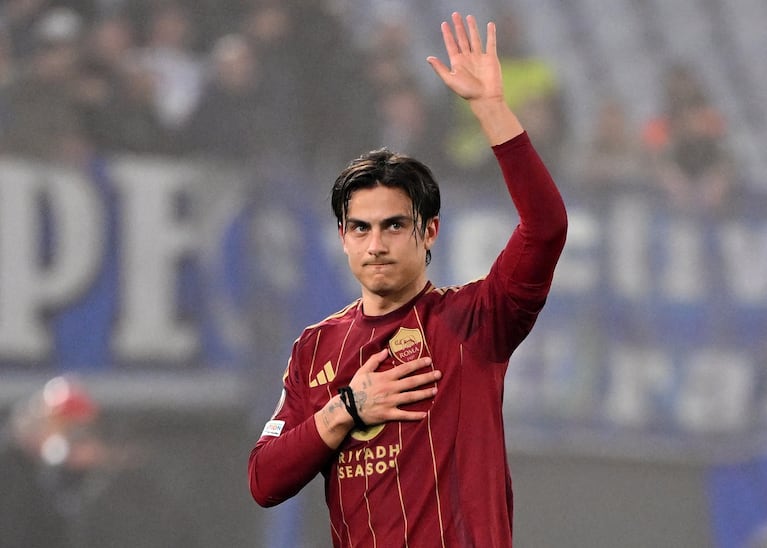 Soccer Football - Europa League - Knockout Phase Playoff - Second Leg - AS Roma v FC Porto - Stadio Olimpico, Rome, Italy - February 20, 2025 AS Roma's Paulo Dybala waves at fans after being substituted REUTERS/Alberto Lingria