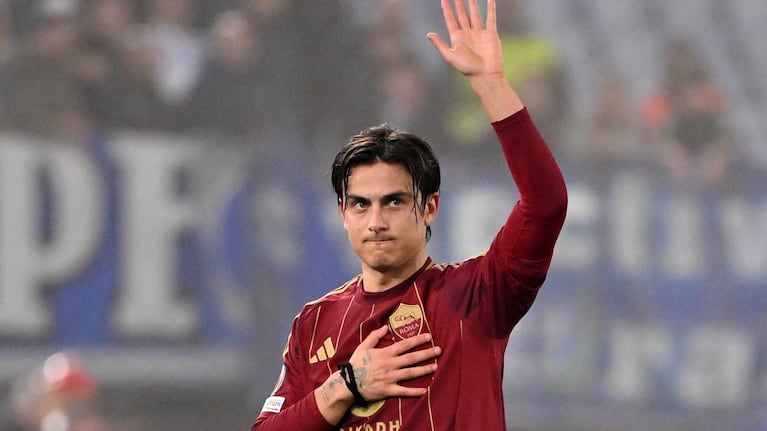 Soccer Football - Europa League - Knockout Phase Playoff - Second Leg - AS Roma v FC Porto - Stadio Olimpico, Rome, Italy - February 20, 2025 AS Roma's Paulo Dybala waves at fans after being substituted REUTERS/Alberto Lingria