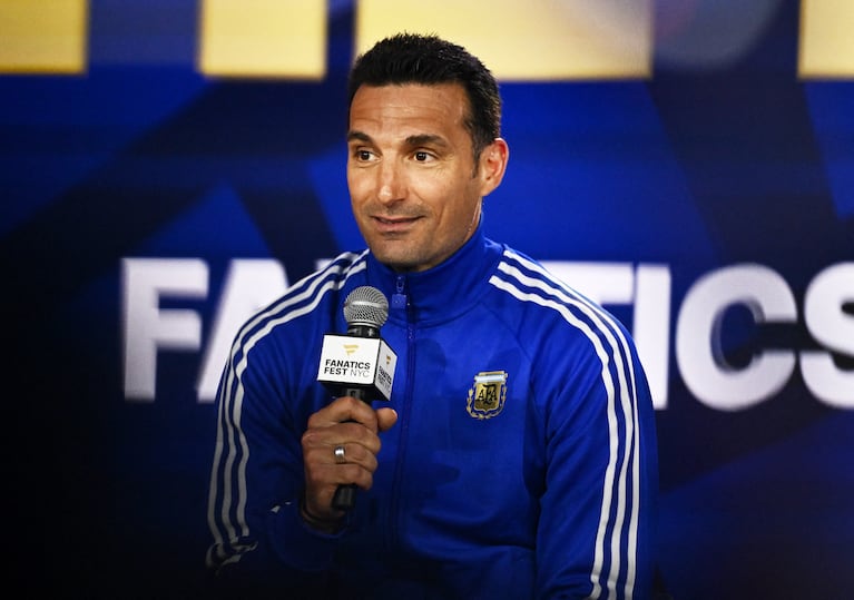 Soccer Football - FIFA World Cup 2026 - Argentina's Emiliano Martinez, Lionel Scaloni and Lionel Messi at the Fanatics Fest - Javits Center, New York City, New York, U.S. - July 17, 2026 Argentina coach Lionel Scaloni during his appearance at the Fanatics Fest REUTERS/Dylan Martinez