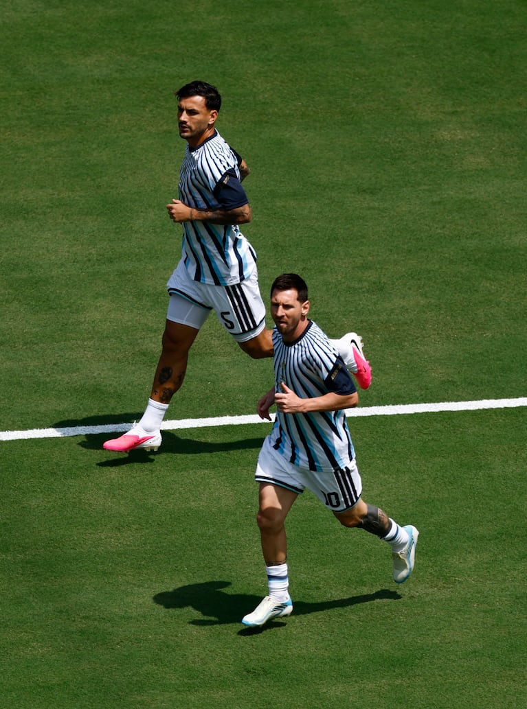 Soccer Football - FIFA World Cup 2026 - Final - Spain v Argentina - New York/New Jersey Stadium, East Rutherford, New Jersey, U.S. - July 19, 2026 Argentina's Lionel Messi and Leandro Paredes during the warm up before the match REUTERS/Jeenah Moon